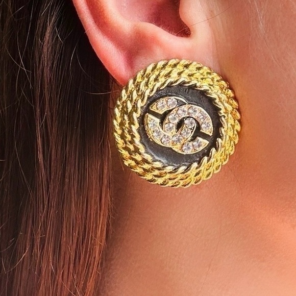 Like New ✨CHANEL vintage gold plated earrings ,crystal CC. - Picture 5 of 10